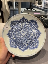 Een Chinees blauw-wit ko-sometsuke bord voor de Japanse markt, Transitie periode