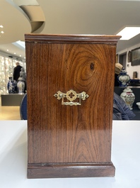 Cabinet en bois dur et huanghuali aux montures en bronze pour le march&eacute; europ&eacute;en, Chine, 19&egrave;me