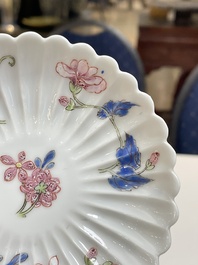 Een paar Chinese famille rose chrysantvormige koppen en schotels, Yongzheng