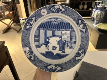Plat en porcelaine de Chine en bleu et blanc &agrave; d&eacute;cor d'une sc&egrave;ne du 'Xi Xiang Ji', marque de Jiajing, Kangxi