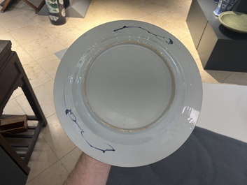 Plat en porcelaine de Chine en bleu et blanc &agrave; d&eacute;cor d'une punition, Yongzheng/Qianlong
