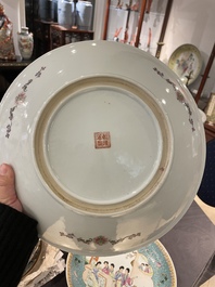 Paire de plats en porcelaine de Chine famille rose &agrave; d&eacute;cor de dames dans un jardin, marque de Qianlong, 20&egrave;me