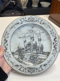 Een paar Chinese grisaille borden met 'De Kruisiging', Qianlong