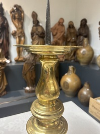 Een paar bronzen piekkandelaars, Noord-Itali&euml;, 16e eeuw