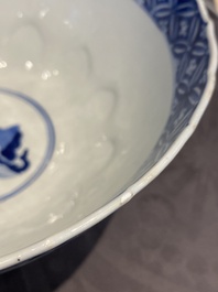 Bol en porcelaine de Chine en bleu et blanc &agrave; d&eacute;cor de lettr&eacute;es et de gar&ccedil;ons jouant, marque 'Qi Yu Bao Ding Zhi Zhen', Kangxi
