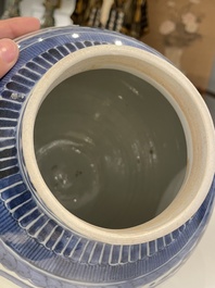 Een paar Japanse blauw-witte Arita potten met floraal decor, Edo, eind 17e eeuw