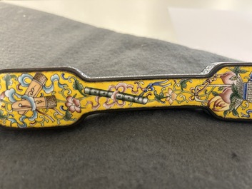 Sceptre ruyi &agrave; d&eacute;cor 'bajixiang' en &eacute;maux de P&eacute;kin &agrave; fond jaune, Chine, marque de Qianlong, 19/20&egrave;me