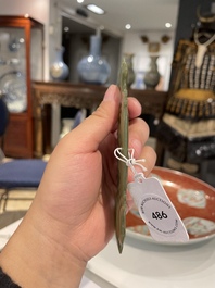 Pendentif en jade vert &eacute;pinard de style Hongshan, Chine, Qing