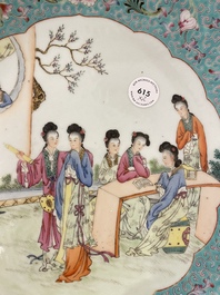 Paire de plats en porcelaine de Chine famille rose &agrave; d&eacute;cor de dames dans un jardin, marque de Qianlong, 20&egrave;me