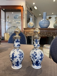 Paire de vases en porcelaine de Chine en bleu et blanc aux montures en argent hollandais, Kangxi