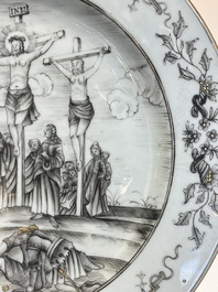 Een paar Chinese grisaille borden met 'De Kruisiging', Qianlong