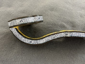 Sceptre ruyi &agrave; d&eacute;cor 'bajixiang' en &eacute;maux de P&eacute;kin &agrave; fond jaune, Chine, marque de Qianlong, 19/20&egrave;me