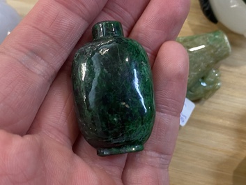 Negen Chinese snuifflessen in jade, hardsteen en glas, 19/20e eeuw