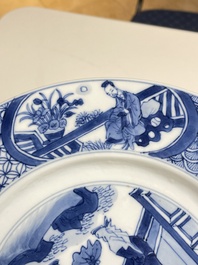 Plat en porcelaine de Chine en bleu et blanc &agrave; d&eacute;cor figuratif, marque et &eacute;poque de Kangxi