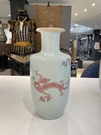 Cinq vases en porcelaine de Chine famille rose et verte, 19/20&egrave;me