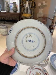 Een diverse collectie Chinees blauw-wit en famille rose porselein, Yongzheng en later