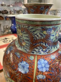 Een in Engeland overgedecoreerd Chinees blauw-wit kaststel van drie vazen, Kangxi
