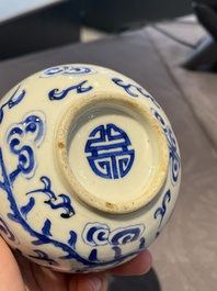 Vase de forme bouteille &agrave; d&eacute;cor d'un ph&eacute;nix en porcelaine de Chine 'Bleu de Hue' pour le Vietnam, marque Tho, 19&egrave;me