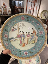 Paire de plats en porcelaine de Chine famille rose &agrave; d&eacute;cor de dames dans un jardin, marque de Qianlong, 20&egrave;me