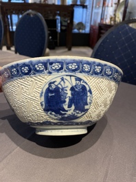 Een Chinese blauw-witte 'Shou Lao' kom met gekerfde buitenwand, Chenghua merk, Wanli