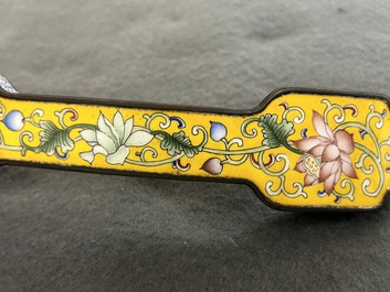Sceptre ruyi &agrave; d&eacute;cor 'bajixiang' en &eacute;maux de P&eacute;kin &agrave; fond jaune, Chine, marque de Qianlong, 19/20&egrave;me
