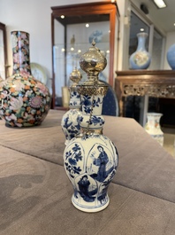 Paire de vases en porcelaine de Chine en bleu et blanc aux montures en argent hollandais, Kangxi