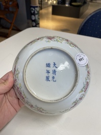 Een paar Chinese famille rose 'draak en feniks' borden, Guangxu merk en periode