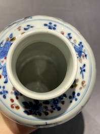 Paire de vases en porcelaine de Chine en bleu, blanc et rouge de cuivre, marque de Kangxi, 19&egrave;me