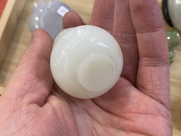 Negen Chinese snuifflessen in jade, hardsteen en glas, 19/20e eeuw