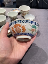 Een collectie Chinese famille rose, grisaille en ijzerrode koppen en kommen, 19/20e eeuw