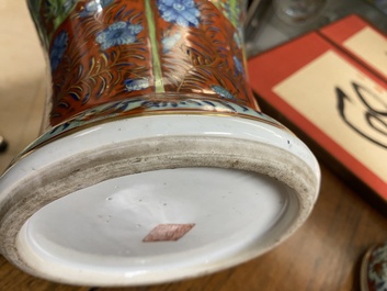 Een in Engeland overgedecoreerd Chinees blauw-wit kaststel van drie vazen, Kangxi