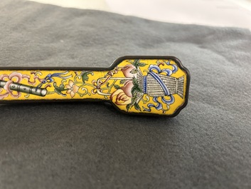 Sceptre ruyi &agrave; d&eacute;cor 'bajixiang' en &eacute;maux de P&eacute;kin &agrave; fond jaune, Chine, marque de Qianlong, 19/20&egrave;me
