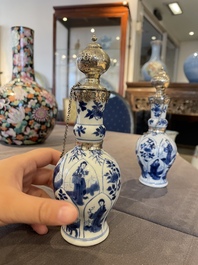 Paire de vases en porcelaine de Chine en bleu et blanc aux montures en argent hollandais, Kangxi