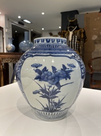 Een paar Japanse blauw-witte Arita potten met floraal decor, Edo, eind 17e eeuw
