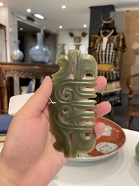 Pendentif en jade vert &eacute;pinard de style Hongshan, Chine, Qing