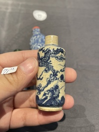 Cinq tabati&egrave;res en porcelaine de Chine en bleu et blanc, 19/20&egrave;me