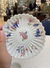 Een paar Chinese famille rose chrysantvormige koppen en schotels, Yongzheng
