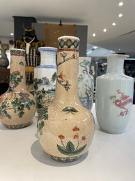 Cinq vases en porcelaine de Chine famille rose et verte, 19/20&egrave;me