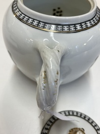 Th&eacute;i&egrave;re couverte en porcelaine de Chine &agrave; d&eacute;cor de la 'Crucifixion' en grisaille, Qianlong