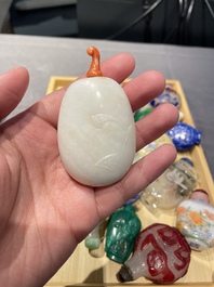 Une collection vari&eacute;e de tabati&egrave;res en jade, pierres dures et verre, Chine, 19/20&egrave;me