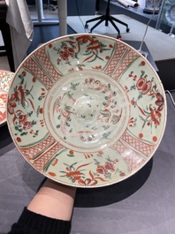 Drie Chinese blauw-witte en wucai Swatow schotels, Ming