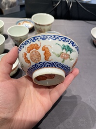 Een collectie Chinese famille rose, grisaille en ijzerrode koppen en kommen, 19/20e eeuw