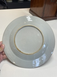 Een paar Chinese grisaille borden met 'De Kruisiging', Qianlong
