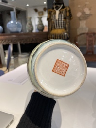 Cinq vases en porcelaine de Chine famille rose et verte, 19/20&egrave;me