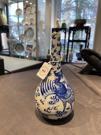 Vase de forme bouteille &agrave; d&eacute;cor d'un ph&eacute;nix en porcelaine de Chine 'Bleu de Hue' pour le Vietnam, marque Tho, 19&egrave;me