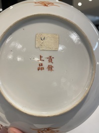 Een paar Chinese koraalrode 'bamboe' borden en een famille verte schotel met een pioen, 19/20e eeuw