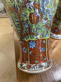 Een in Engeland overgedecoreerd Chinees blauw-wit kaststel van drie vazen, Kangxi
