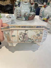Vier Chinese famille rose en qianjiang cai kommen en een paar appels, 19/20e eeuw