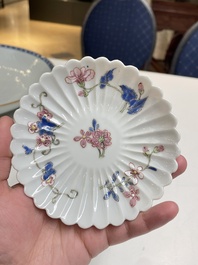 Een paar Chinese famille rose chrysantvormige koppen en schotels, Yongzheng