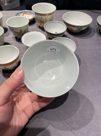 Een collectie Chinese famille rose, grisaille en ijzerrode koppen en kommen, 19/20e eeuw